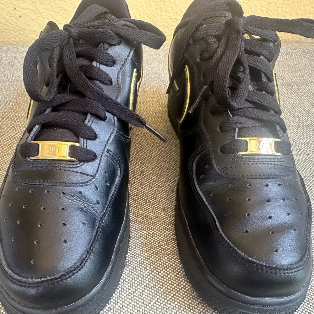 Nike Air Force 1 '07 Essential Black With Gold Piping Women’s Size 8. 5 EUC!